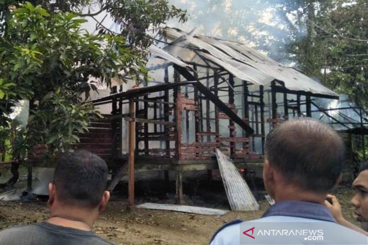 Sebuah rumah di Aceh Utara diamuk api, diduga korsleting listrik