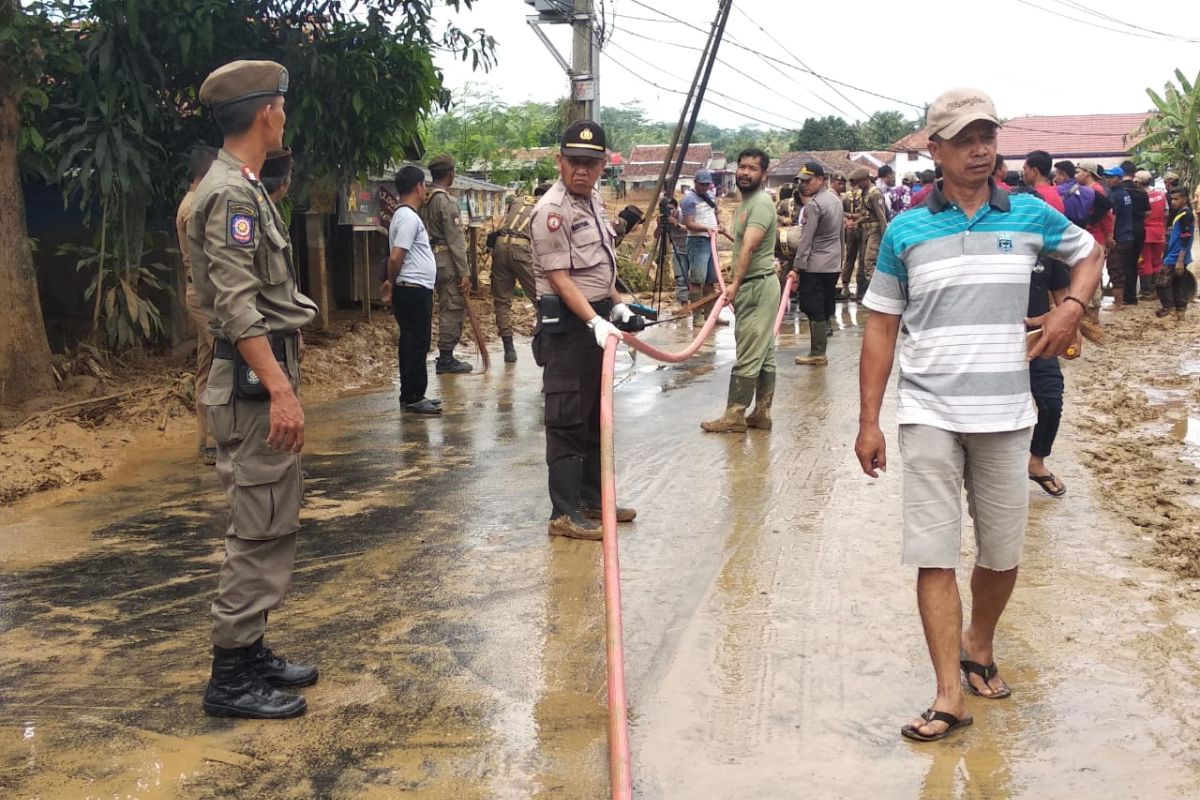 Polda Banten kerahkan ratusan personel bersihkan lumpur akibat banjir di Lebak