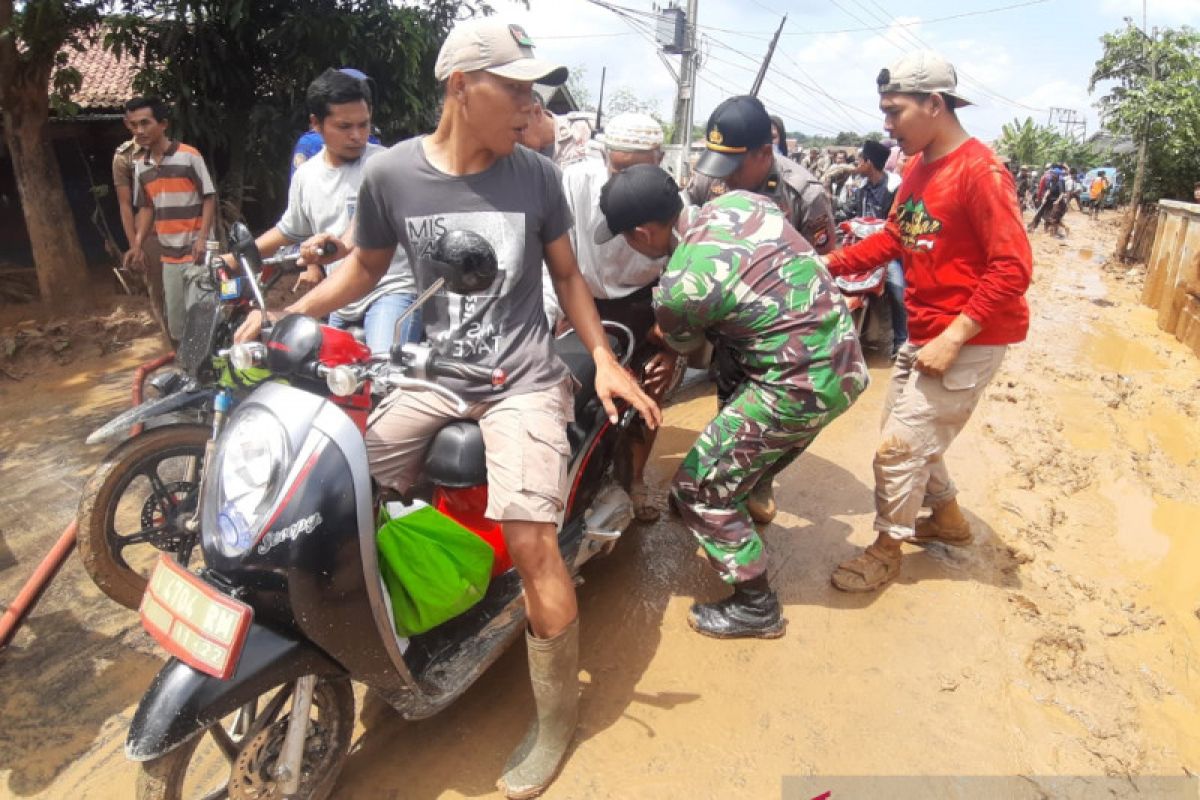 Personel Polda Banten bantu Kakek yang kesakitan saat tangani banjir
