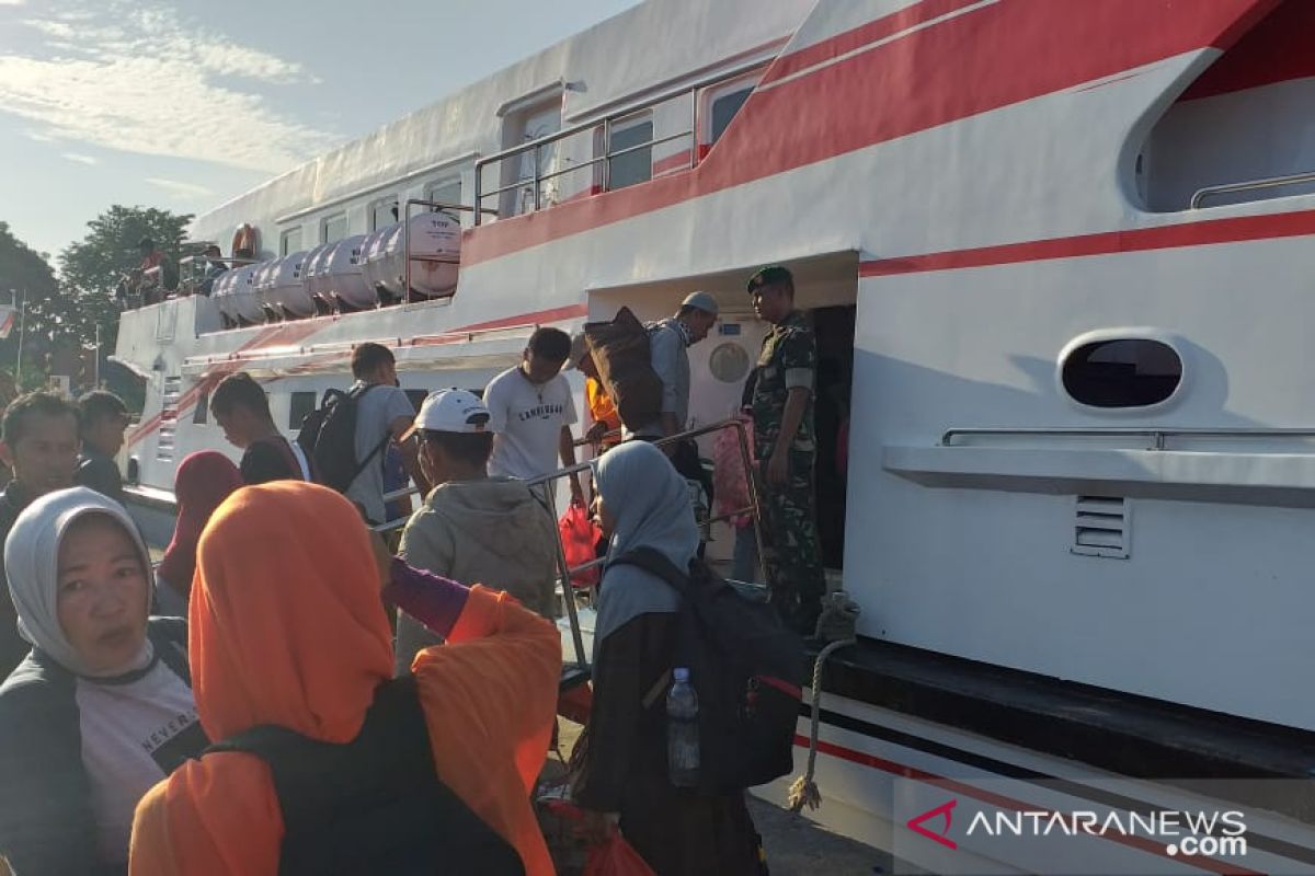 Jumlah penumpang di pelabuhan Tanjung Pandan mencapai 5.884 orang