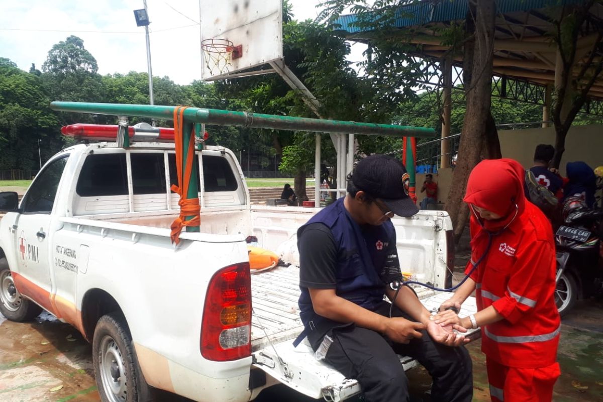 PMI Kota Tangerang bantu pemeriksaan kesehatan relawan banjir