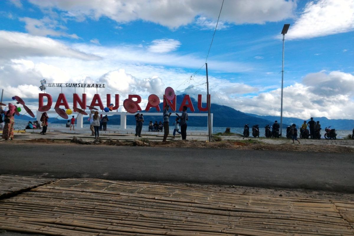 Danau Ranau  dipadati wisatawan selama libur tahun baru