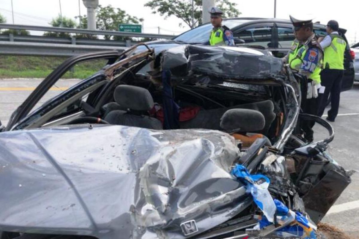 East Java toll road crash kills mother, kids