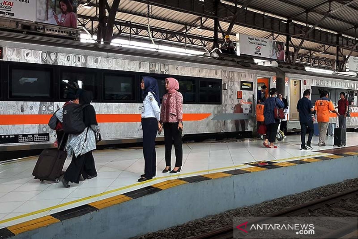 32 perjalanan KA lintas selatan Jawa dihentikan sementara