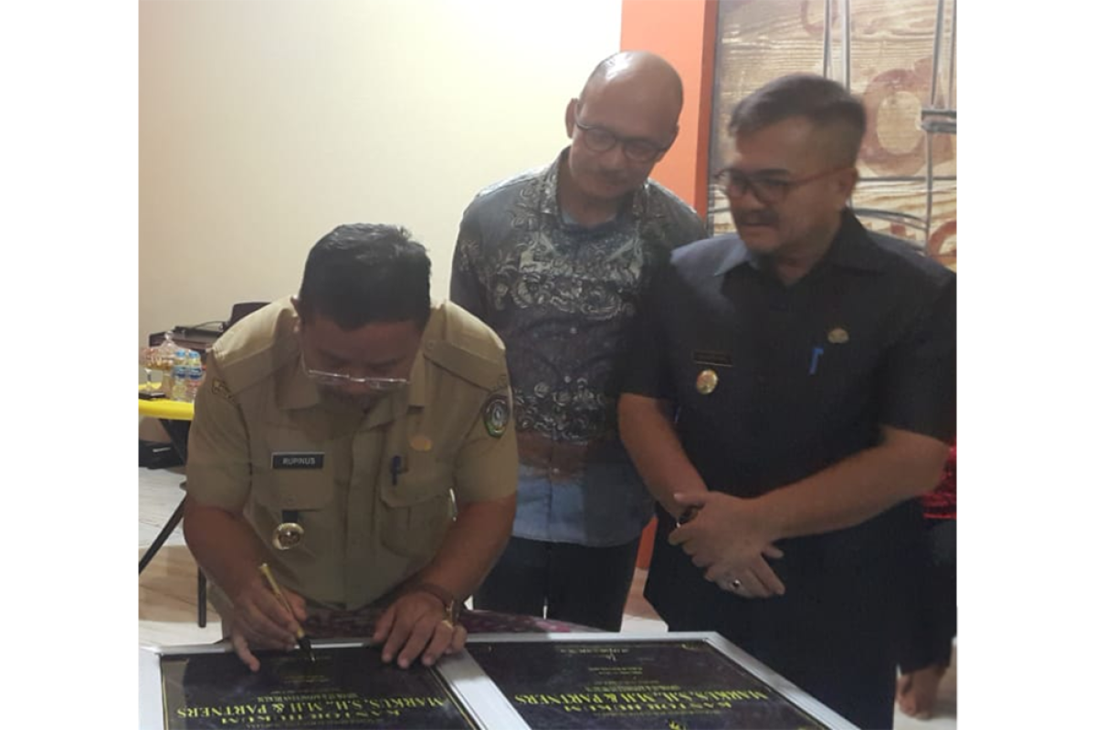 Bupati Rupinus dan Wakil Bupati Aloysius resmikan Kantor Advokat Markus di Pasar Baru