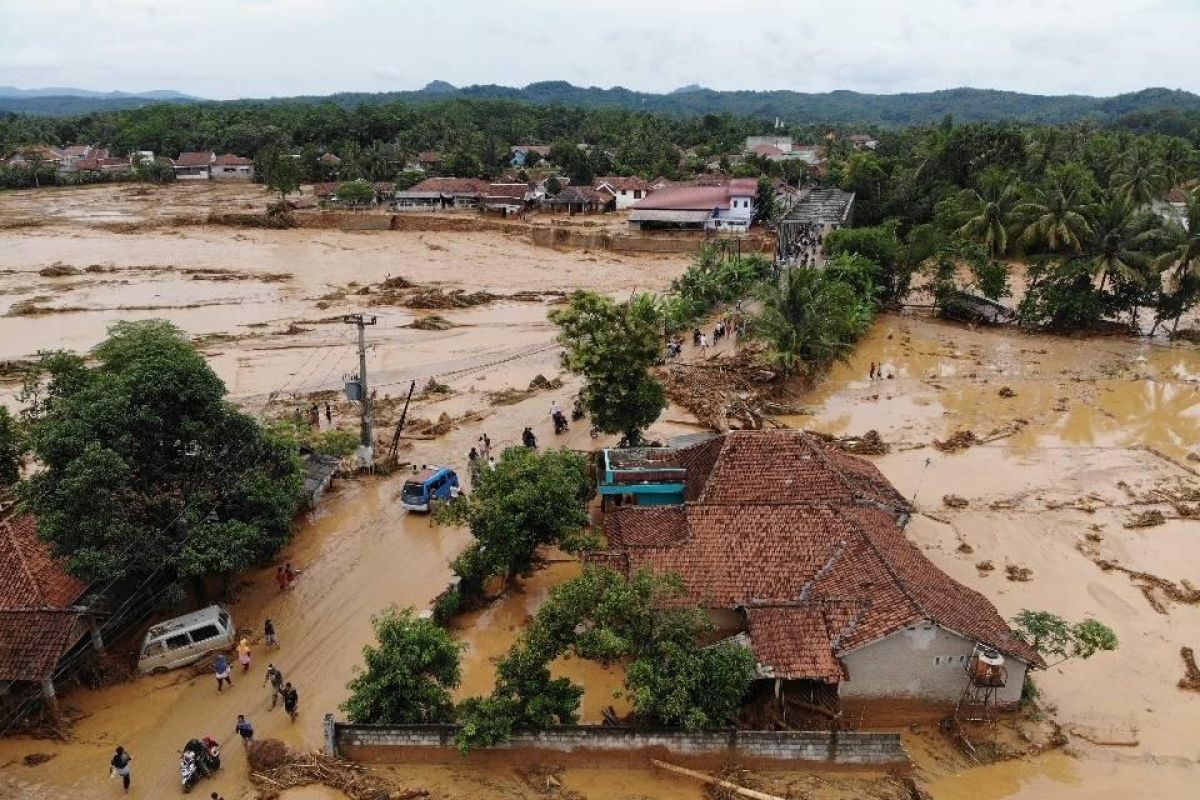 Sungai Ciberang meluap, 2.167 rumah warga di Lebak terendam