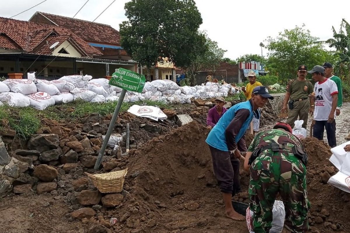 Tanggul sungai di Jekulo Kudus jebol, jalan desa tergenang lumpur