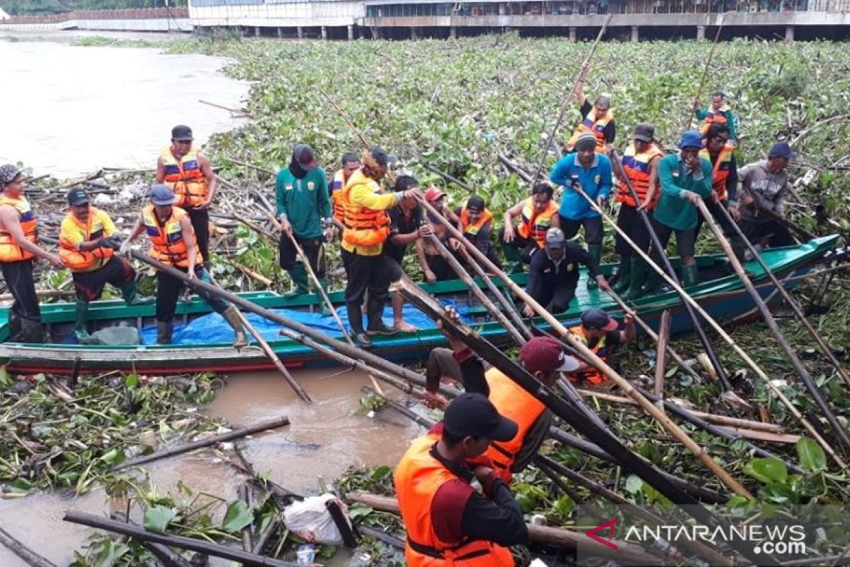 Lima group pasukan turbo bersihkan sampah kiriman