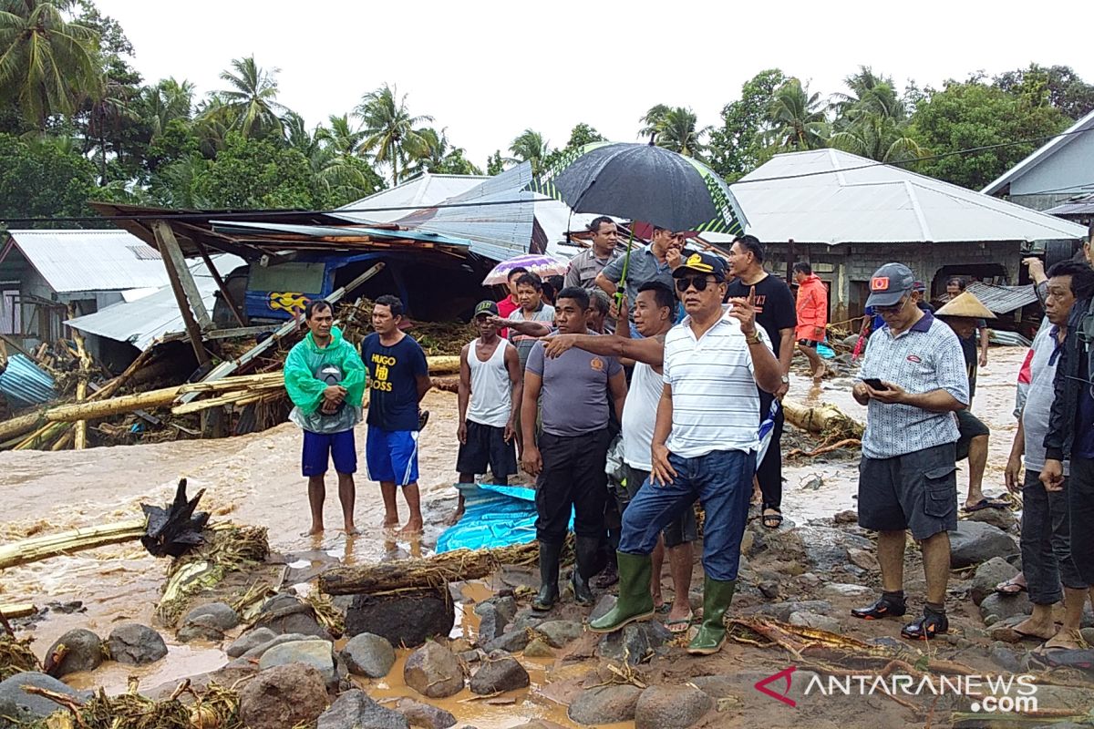 Bupati  Sangihe meninjau daerah banjir di Manganitu