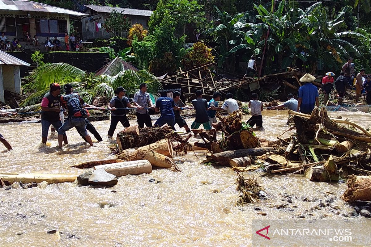 Dinsos Kabupaten Sangihe salurkan bantuan untuk pengungsi bencana di Lebo