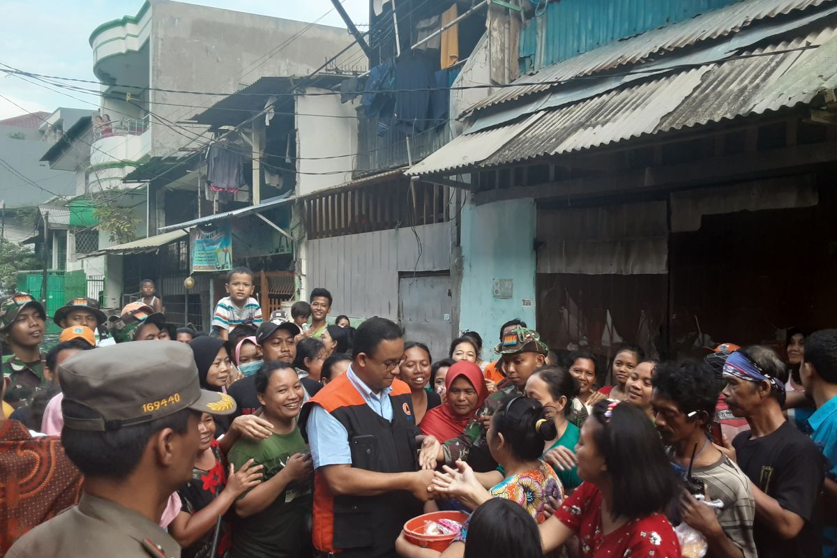 Pejabat DKI Jakarta tonton Anies ceburkan diri di genangan banjir