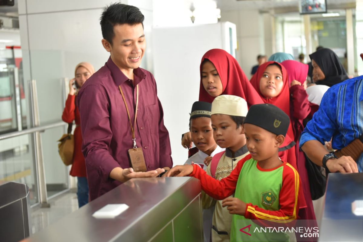 Bocah terdampak banjir Jakarta diajak naik LRT