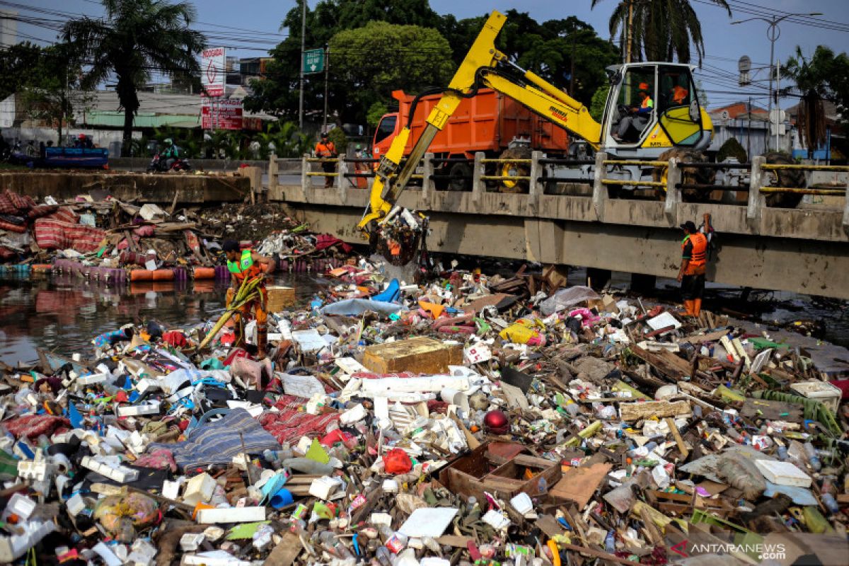 3.100 ton sampah diangkut dari Ciliwung selama banjir