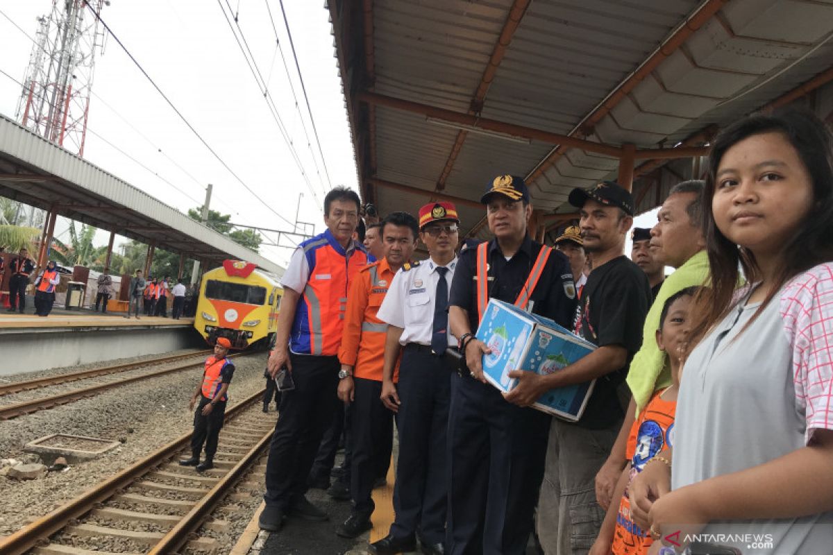 KAI tinjau korban banjir yang mengungsi di sekitar lintasan kereta