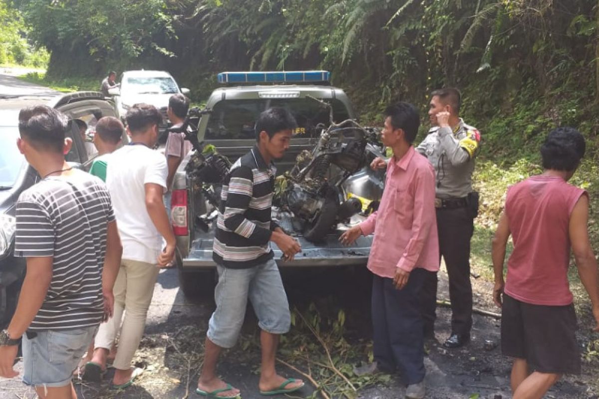 Dua pengendara motor beserta penumpangnya luka bakar serius usai tabrakan hebat di Pesisir Selatan