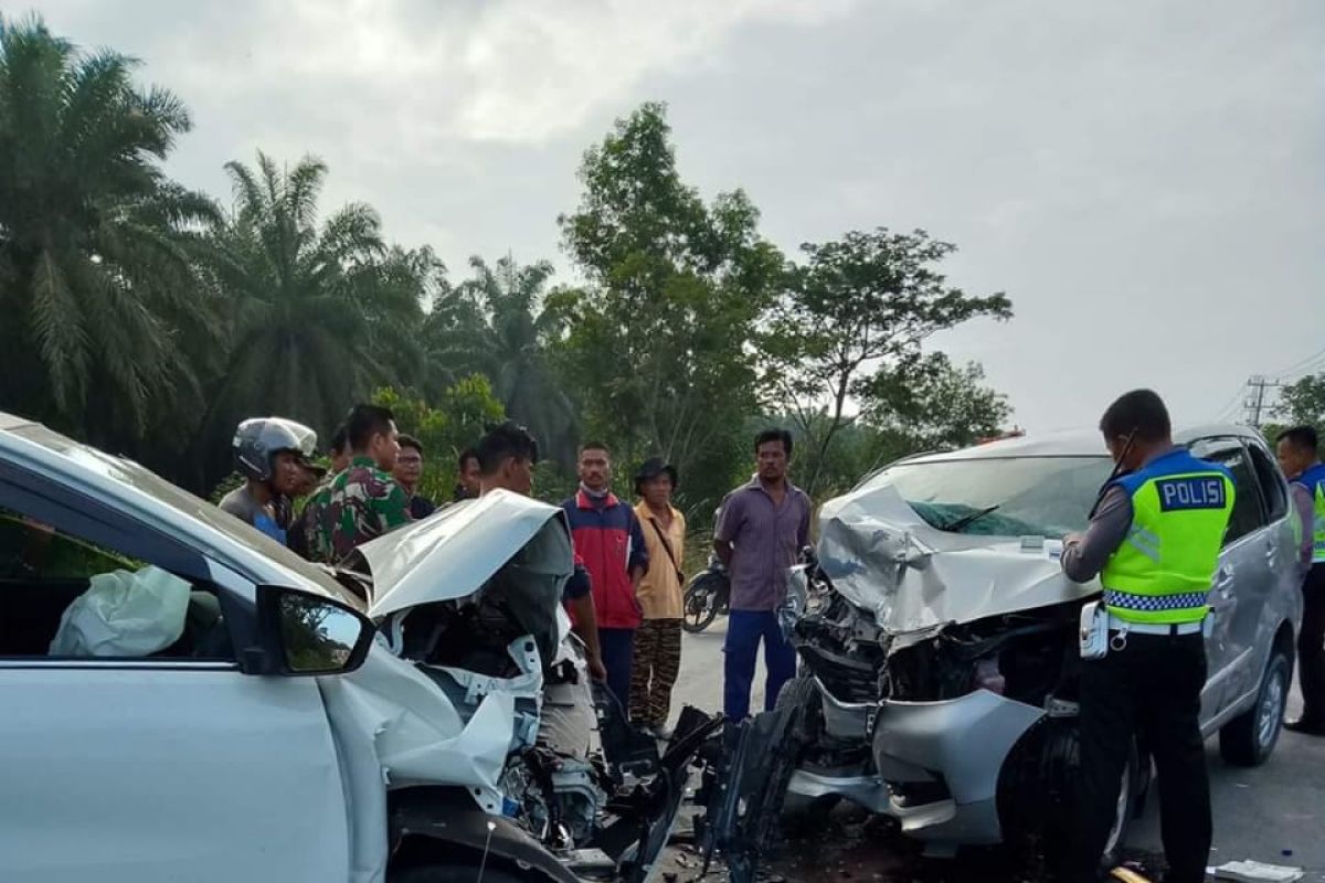 Tiga mobil bertabrakan, satu orang tewas