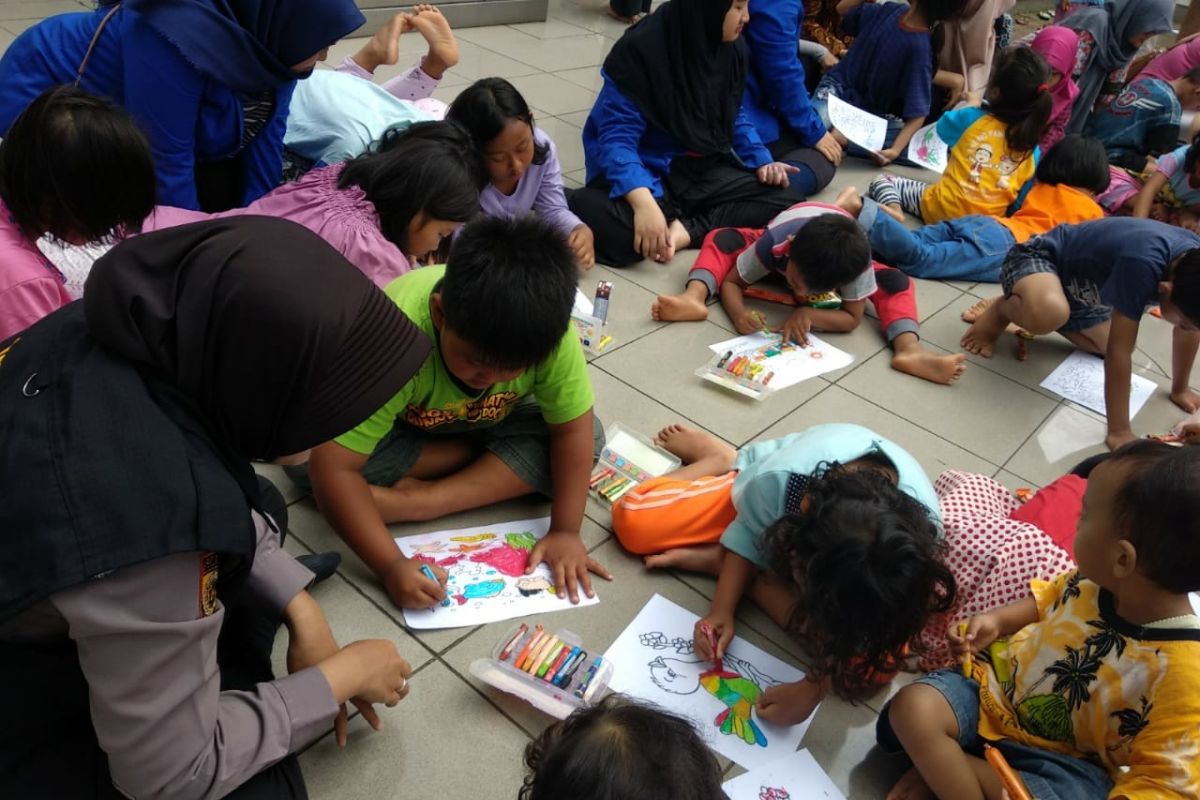 Polda Metro pulihkan trauma anak-anak korban banjir lewat menggambar