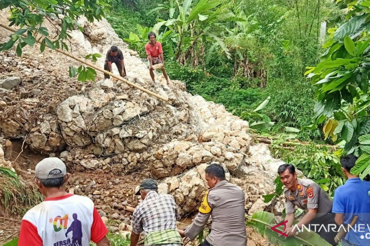 Polisi bersama warga bersihkan material longsor di Tana Toraja