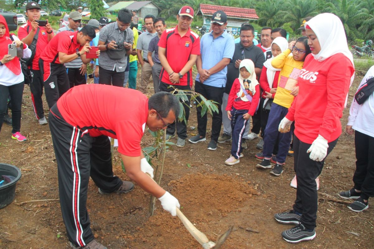 Tabalong Police and precincts plant trees