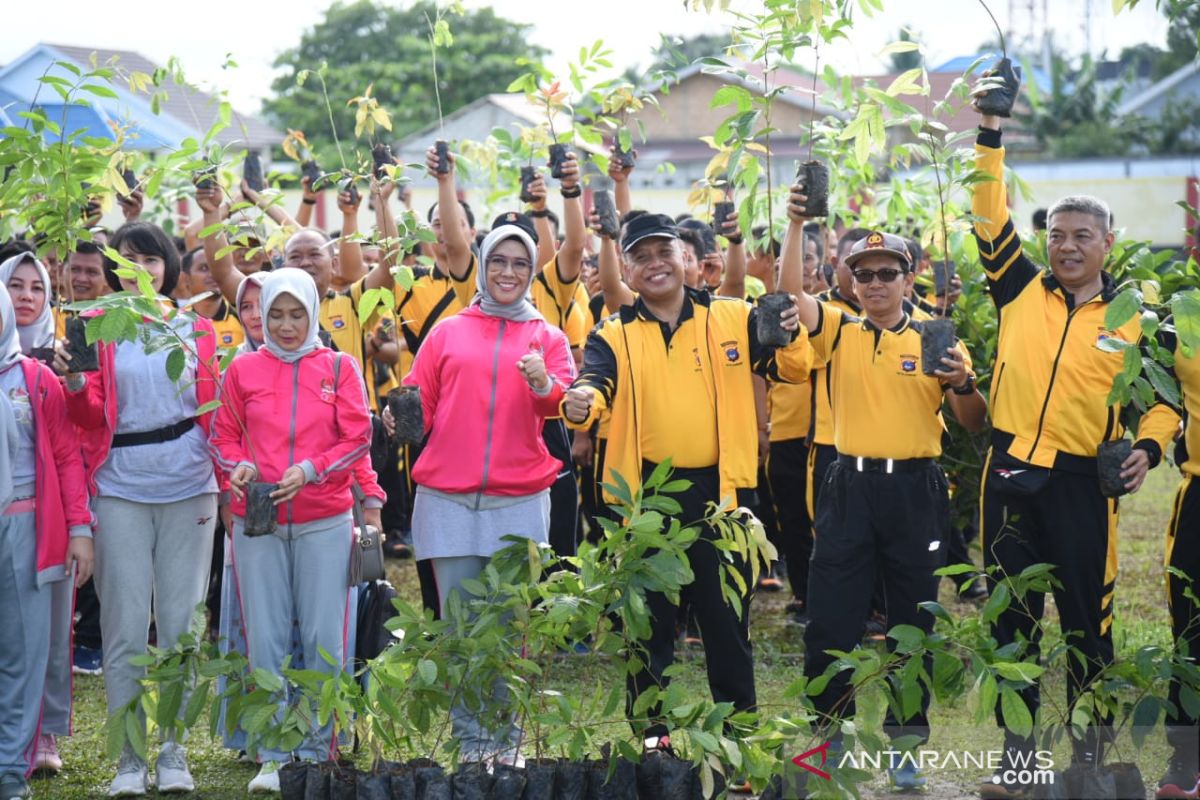 Polda hijaukan lingkungan dengan 30 ribu pohon