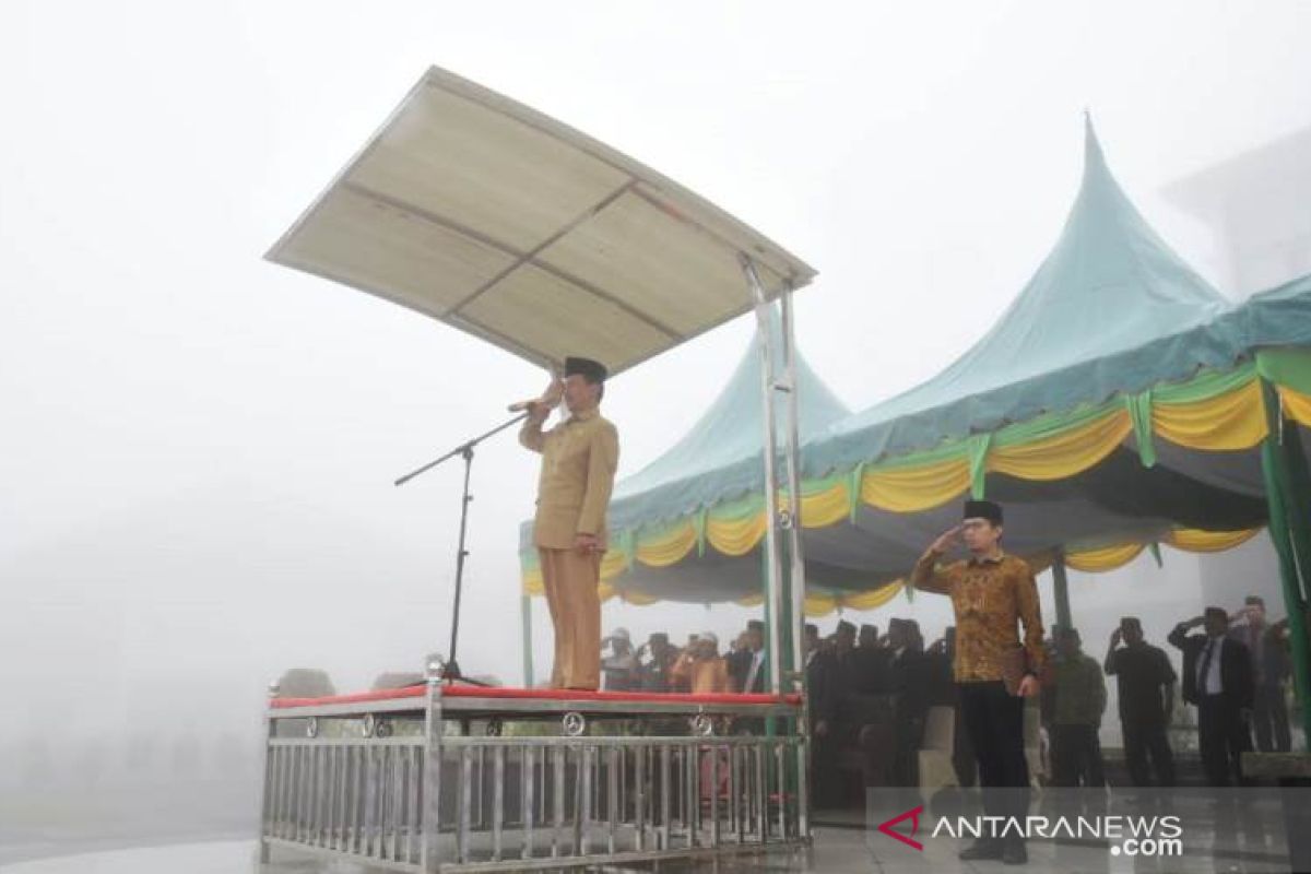 Kabut tebal disertai hujan tidak mengurangi semangat HAB ke-74 di Tapsel