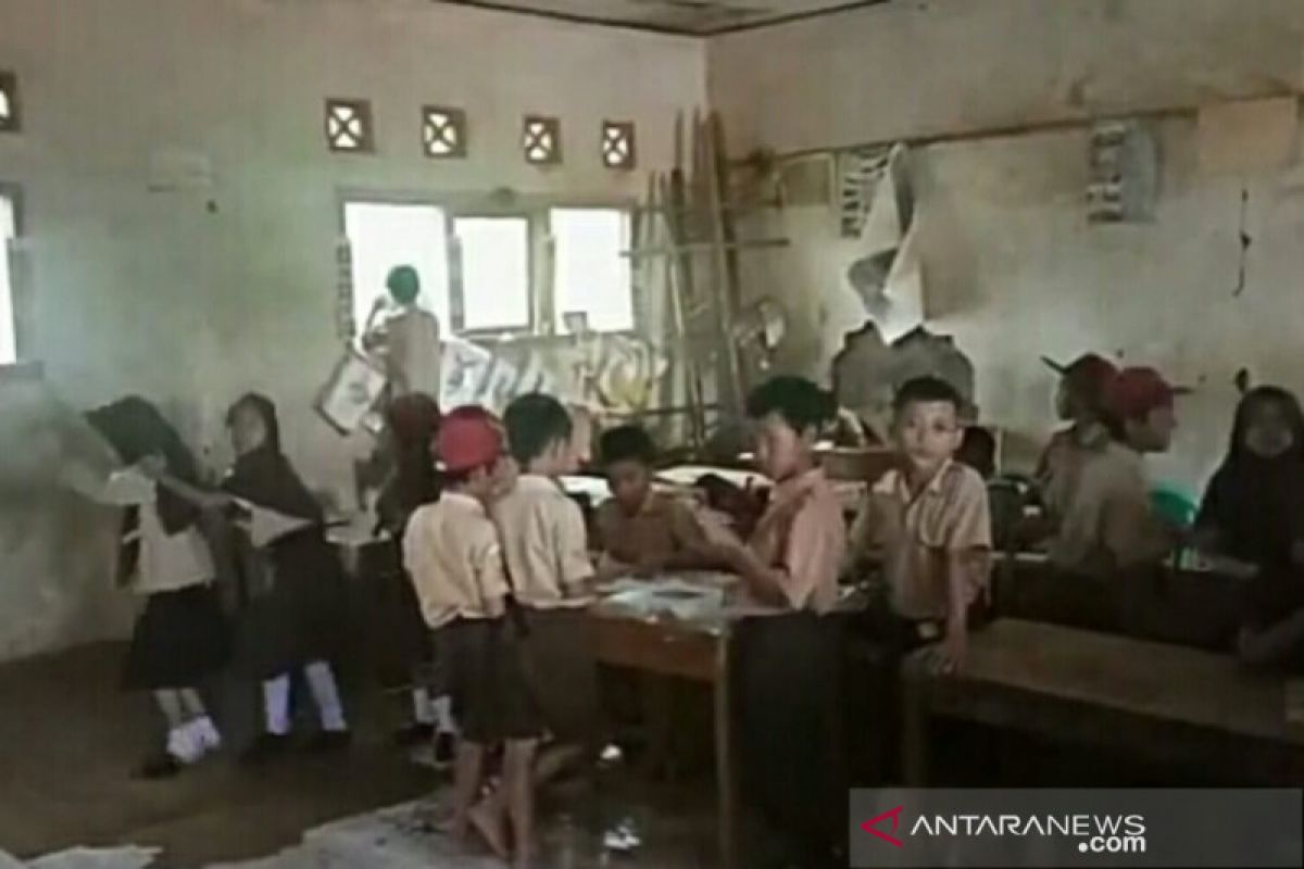 Siswa SDN Sukagalih Cianjur belajar di bawah ancaman bangunan kelas ambruk