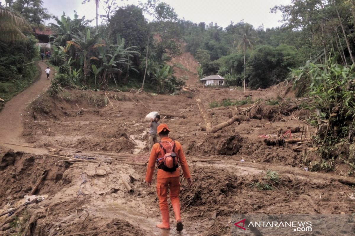 Longsor, 11 desa di Bogor terisolir dan tiga orang hilang tertimbun