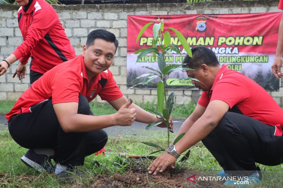 Banjar Police and ranks plant trees