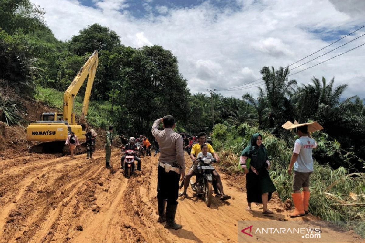 Polisi kerahkan tiga anjing pelacak cari korban longsor di Bogor