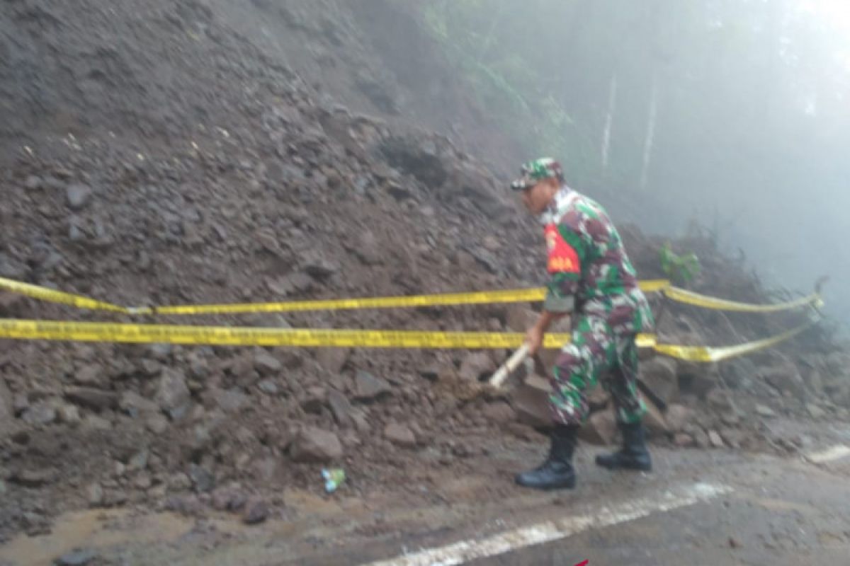 Tanah longsor timpa badan jalan menuju Gunung Rinjani