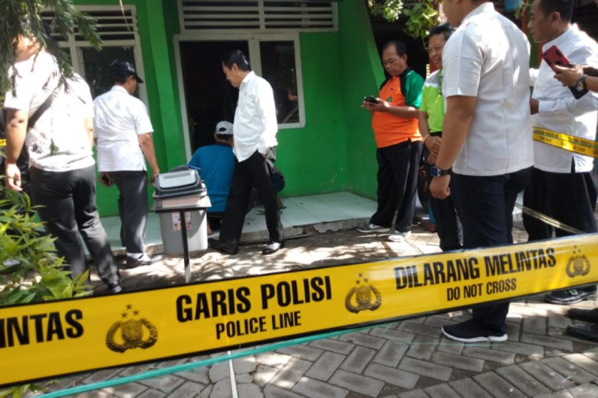 Lantai SD terpaksa dibongkar karena panas. Telur matang di atasnya