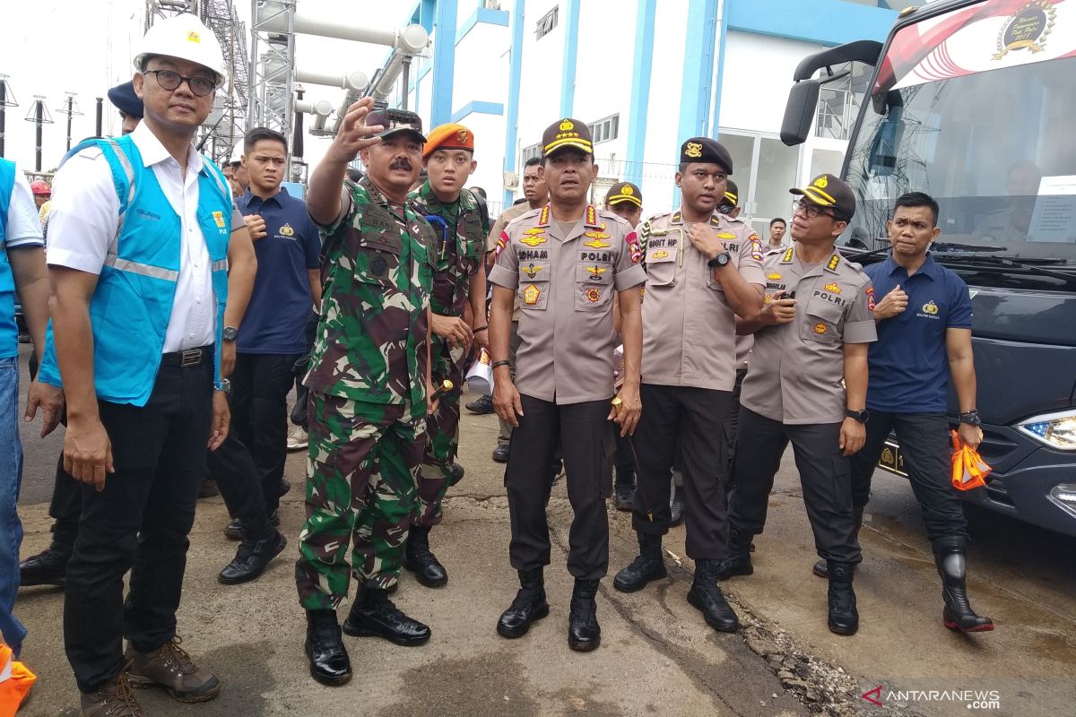 Kapolri-Panglima tinjau  lokasi terdampak banjir