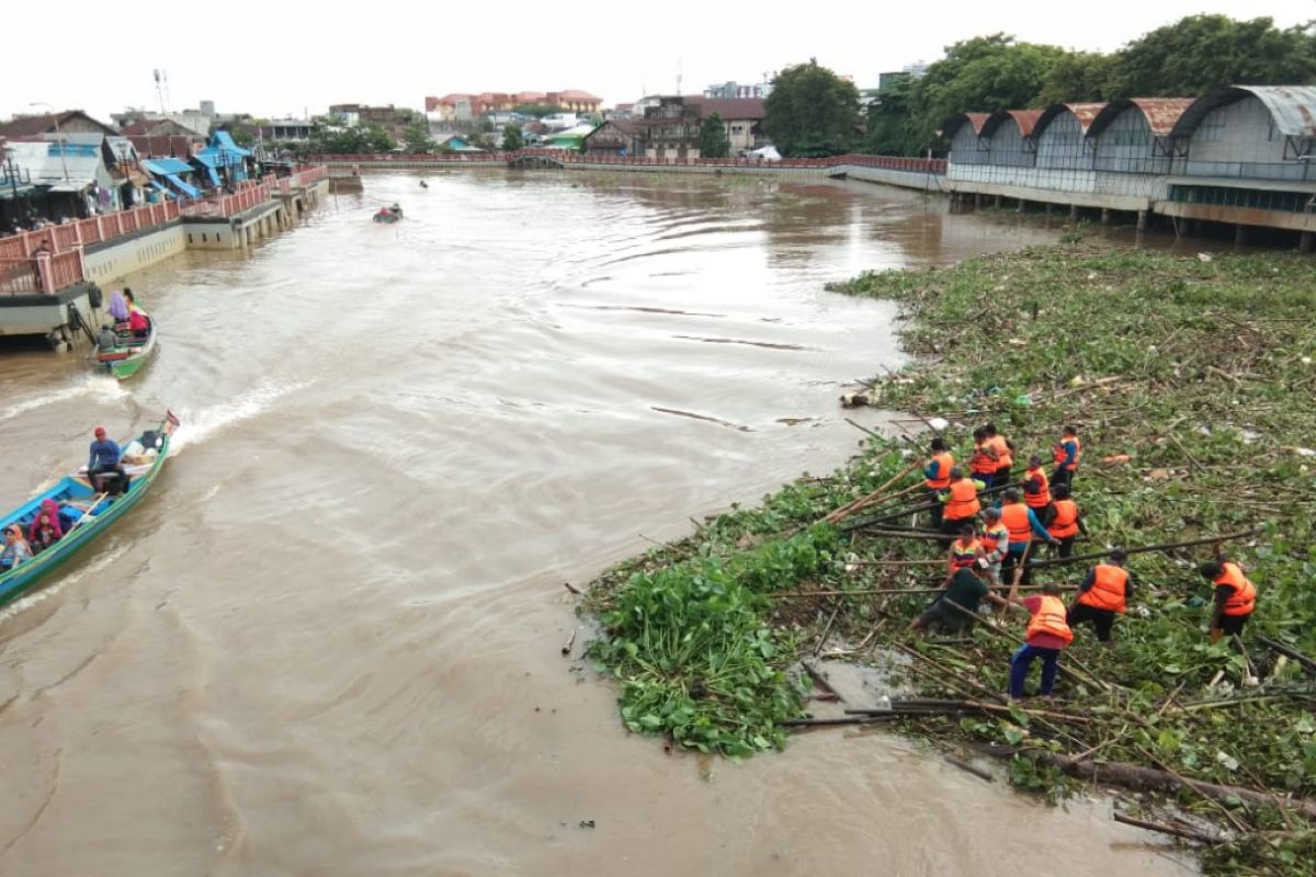 Dinas PUPR Banjarmasin bersihkan sampah Sungai Martapura