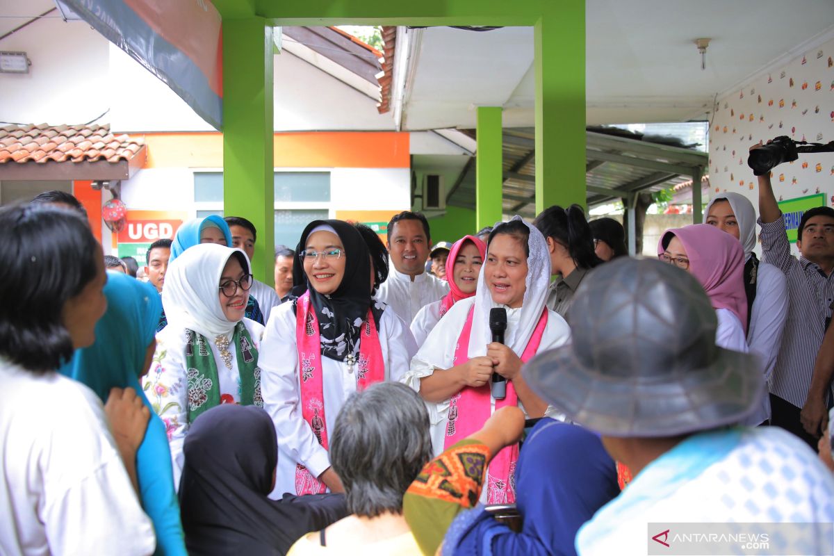 Ibu Negara Iriana Joko Widodo kunjungi korban banjir di Periuk Tangerang