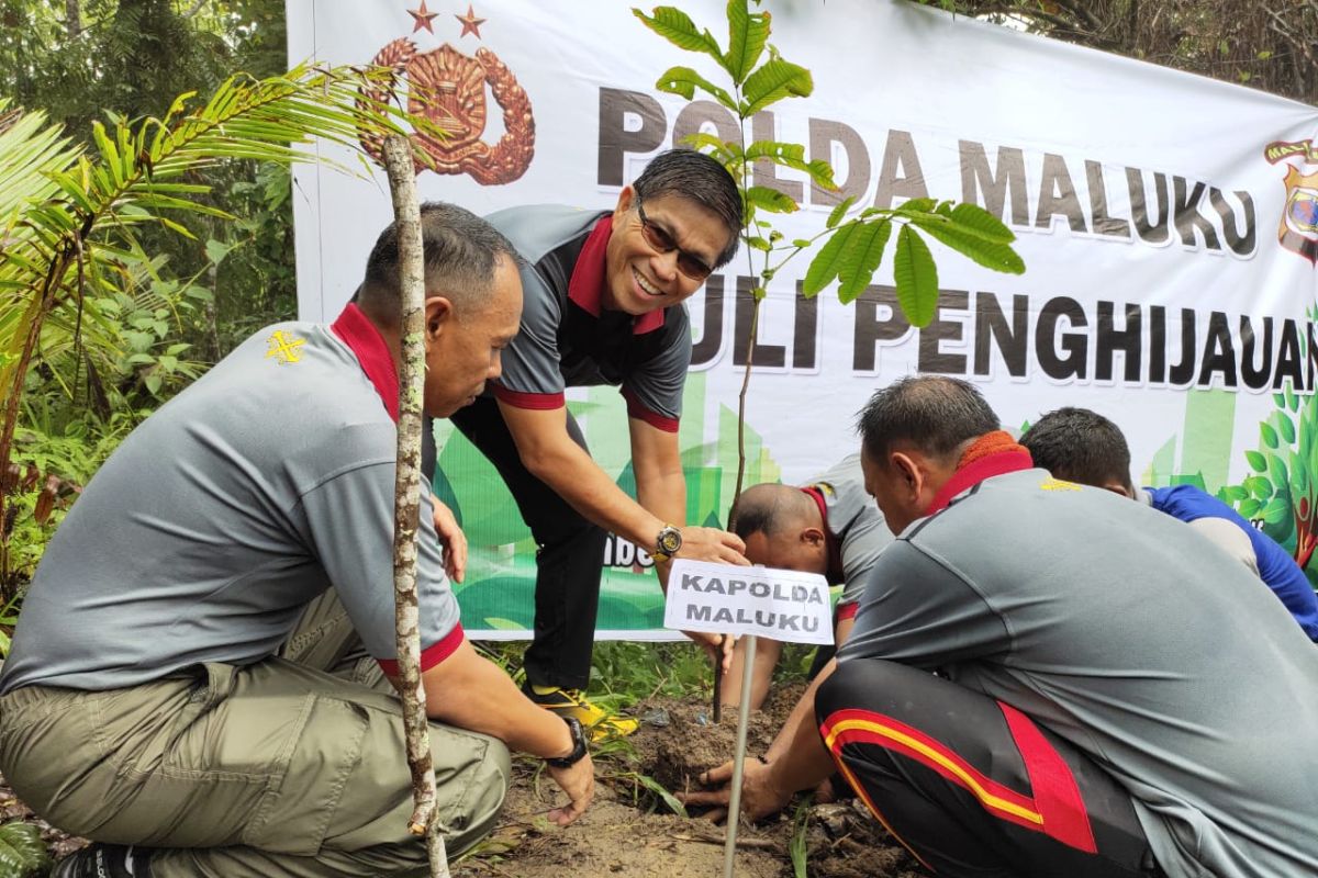 Kapolda Maluku pimpin kegiatan hijaukan puncak gunung Sirimau