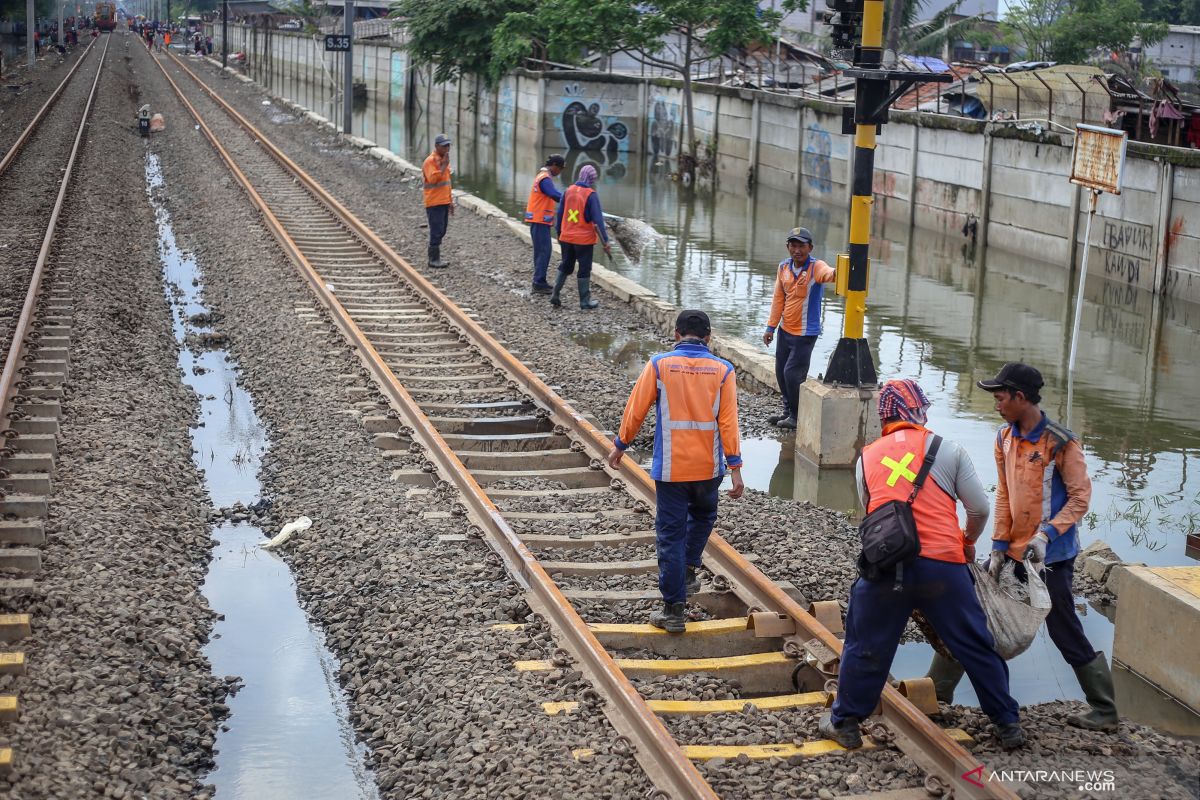 Commuter Line Tanah Abang-Rangkasbitung terkendala banjir