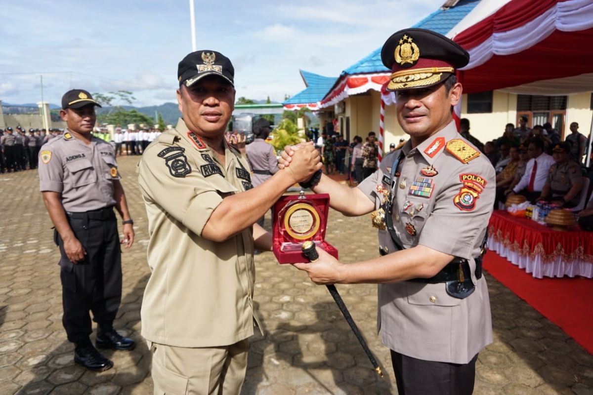 Polda Sulawesi Tenggara beri penghargaan Bupati Konawe Utara