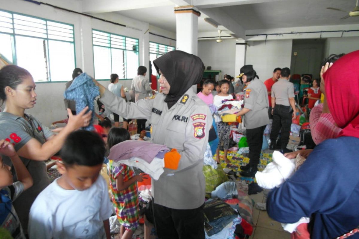 Polwan Polrestro Jaksel bantu korban banjir Bintaro