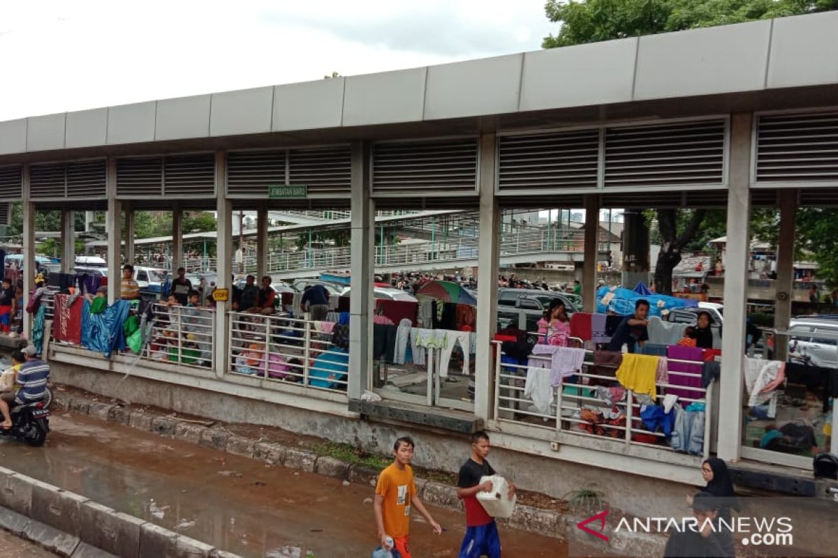 140 orang korban banjir masih mengungsi di halte Transjakarta