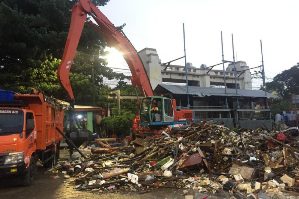 Sampah Pintu Air Manggarai capai 50 truk