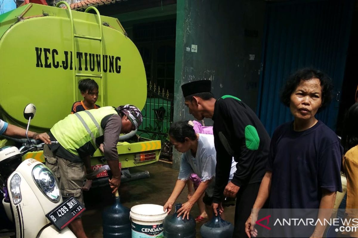 Pemkot Tangerang sudah salurkan air bersih ke puluhan titik bantu korban banjir