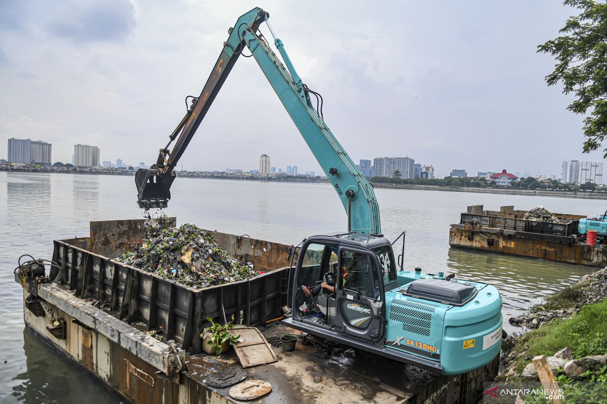 Pengerukan Lumpur Dan Sampah Di Waduk Pluit - ANTARA News