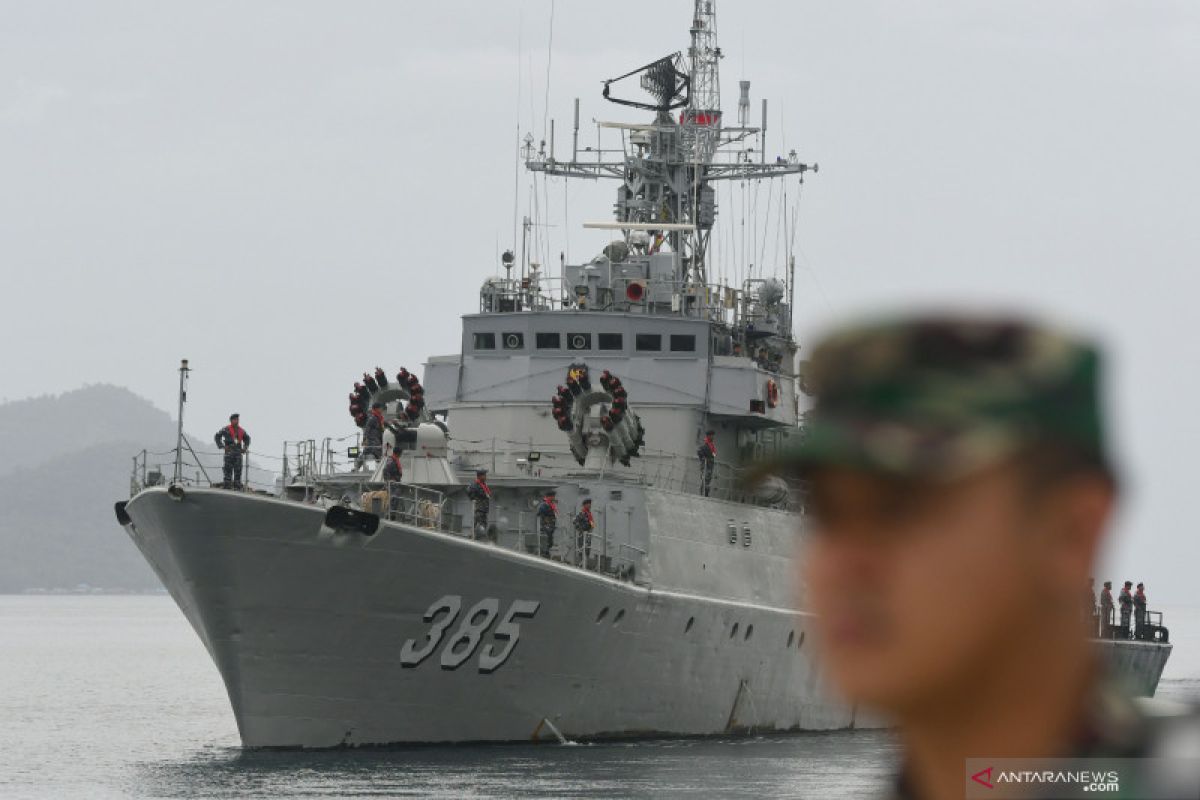 KRI siaga tempur jaga laut Natuna