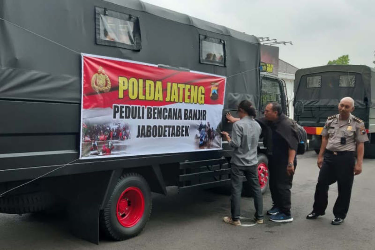 Polda Jateng kirim tiga truk bantuan korban banjir ke Jakarta