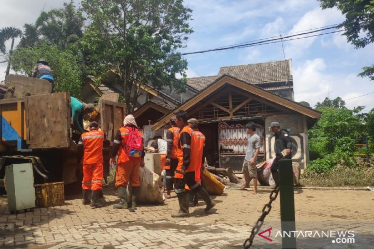 Petugas DLH dan Disbudpar  Kota Tangerang bersihkan lumpur  pascabanjir