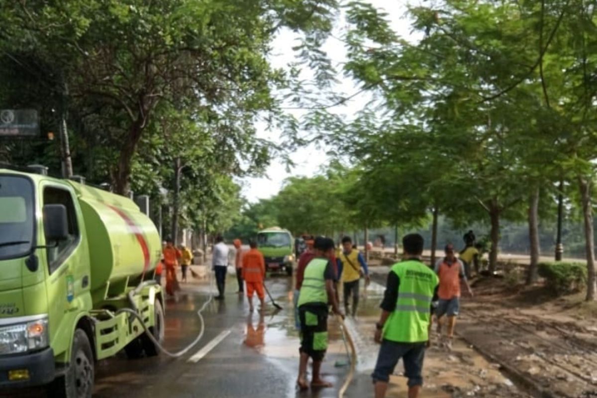 Delapan mobil tangki air diterjunkan bersihkan jalan dari lumpur