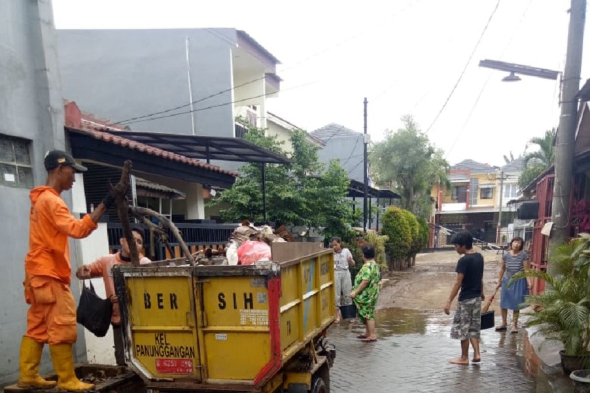 Volume sampah di Kota Tangerang meningkat 60 persen pascabanjir