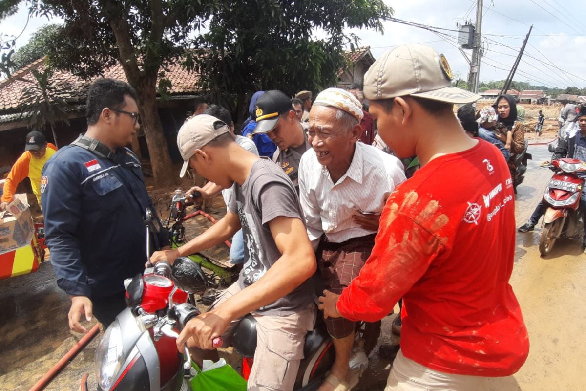 Dengan sigap personel Polda Banten bantu Kakek yang kesakitan