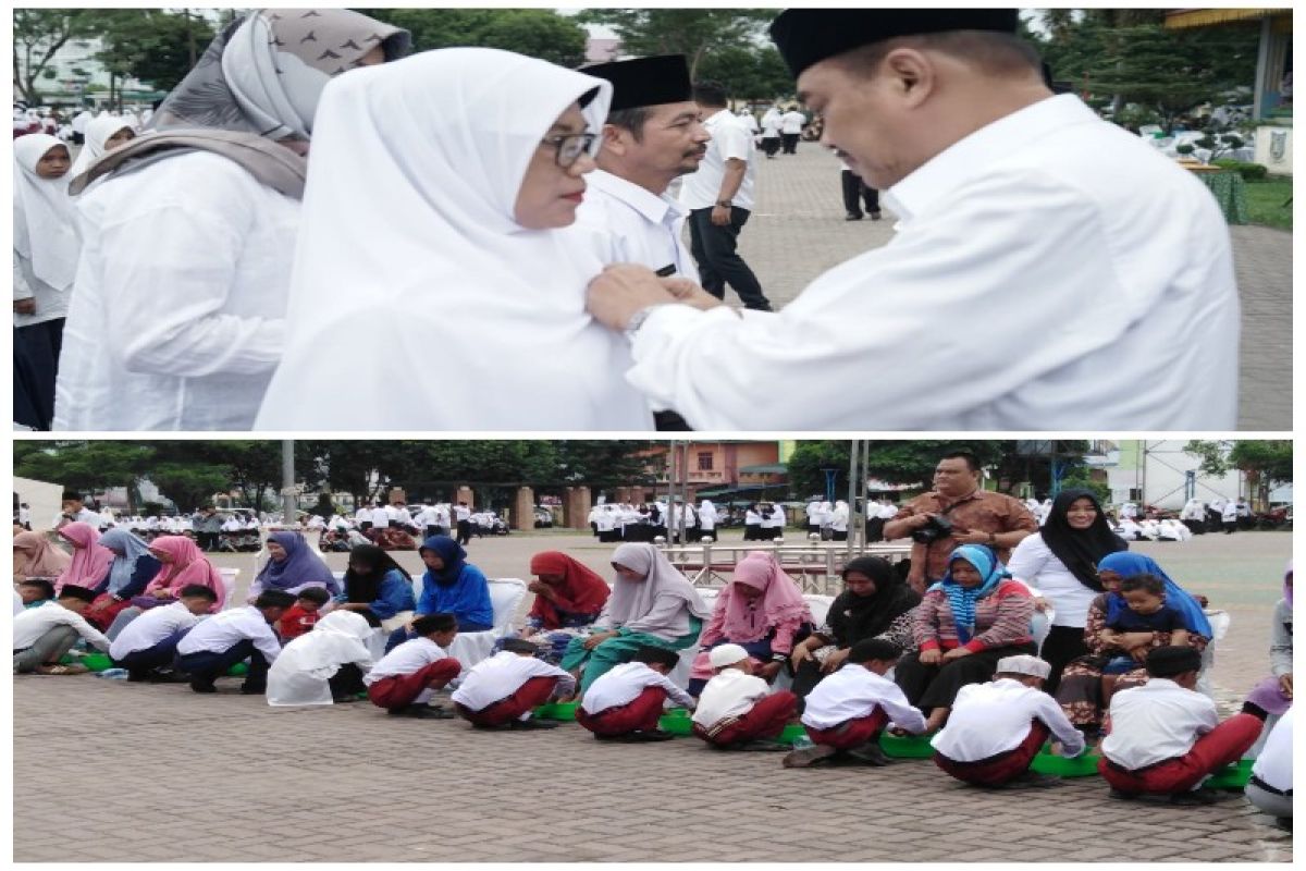 Siswa di Tebing Tinggi basuh kaki ibu di Hari Amal Bakti