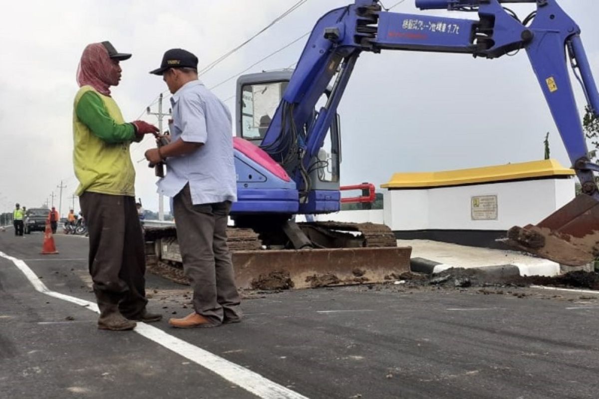 Jalan Lingkar Pati yang baru dioperasikan amblas